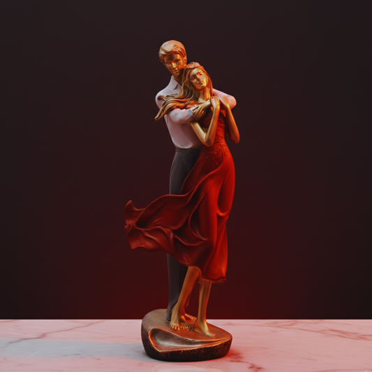 Statue of a couple embracing on a dark background